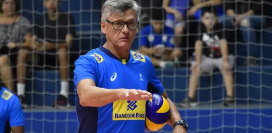 Quem é o técnico da seleção Brasileira de vôlei masculino